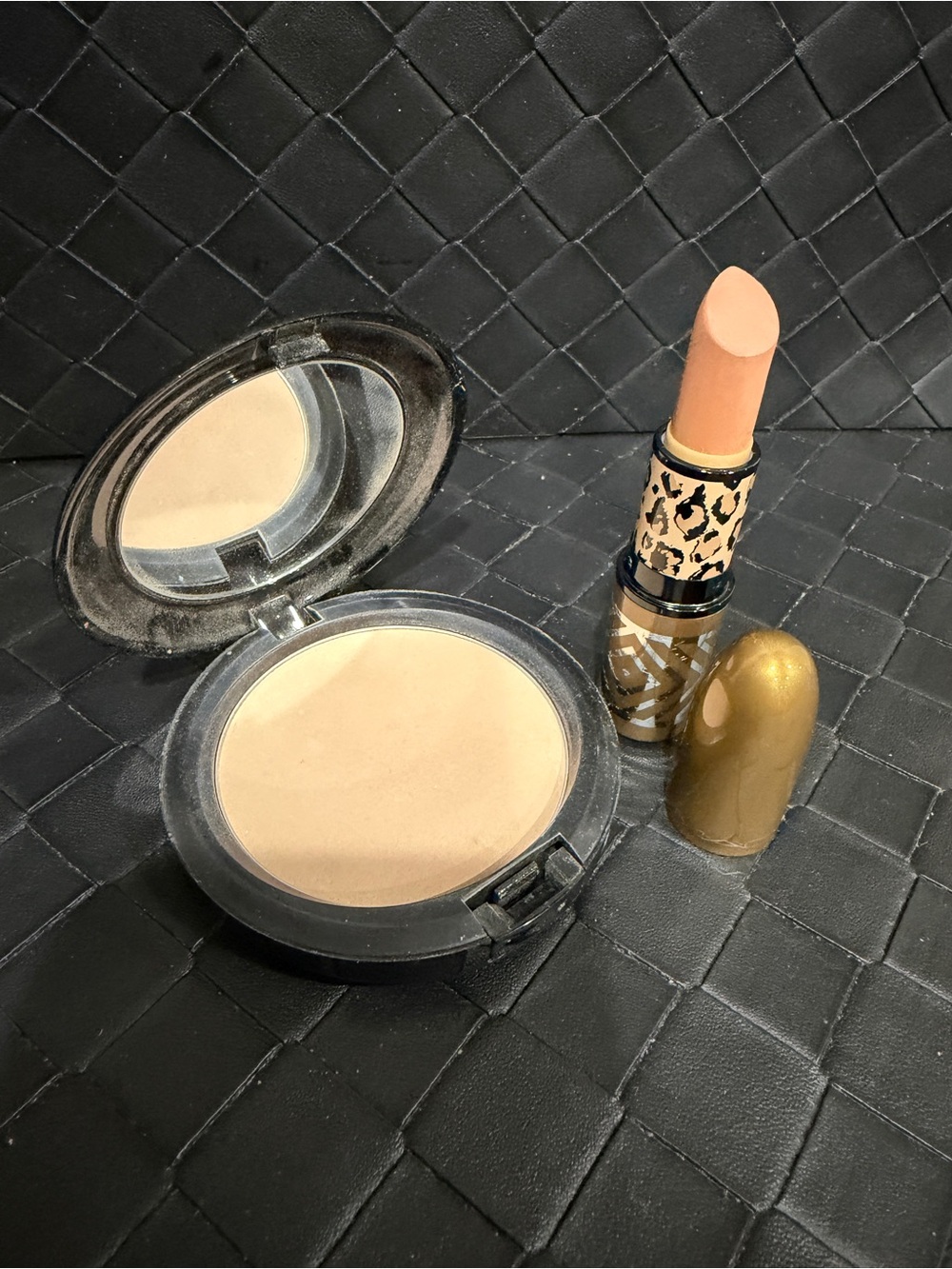 MAC Cosmetics LE Raquel Welch Set - Picture 2 of 3